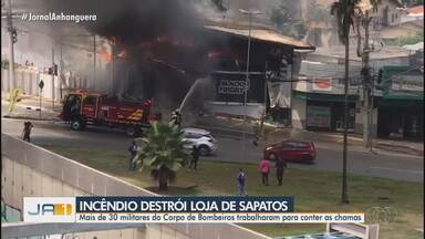 Incêndio destrói loja de sapatos em Goiânia - Mais de 30 militares do Corpo de Bombeiros trabalharam para conter as chamas.