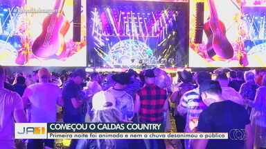 Veja como foi a primeira noite do Caldas Country - Primeira noite foi animada e nem a chuva desanimou o público.