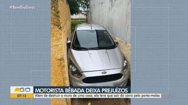 Motorista bêbada destrói muro ao entrar em beco estreito em Anápolis, diz polícia - Carro "entalou" no local e mulher teve que sair do veículo de forma inusitada.