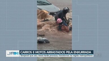 Chuva forte atinge cidades goianas - Enxurrada na Av. Presidente Vargas dispersou quem queria aproveitar a Black Friday