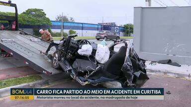 Carro fica partido ao meio depois de acidente em Curitiba - Motorista morreu no local do acidente, na madrugada de hoje