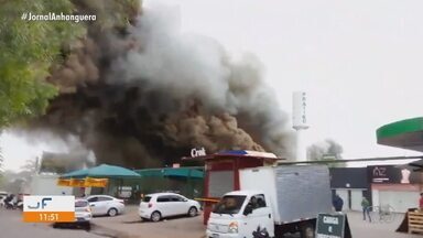 Galpão de supermercado pega fogo em Senador Canedo - Durante a manhã deste sábado (30), o Corpo de Bombeiros esteve no local controlando as chamas.