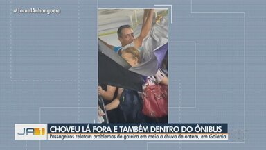 Passageiros de transporte público sofrem com chuva em Goiânia - Um vídeo mostra ônibus lotado e com goteiras no teto.