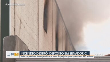 Dono de depósito que pegou fogo em Senador Canedo pode ter prejuízo de mais de R$ 3 milhõe - O depósito pegou fogo na manhã deste sábado (30).