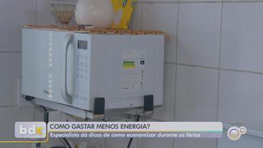 Veja dicas de como economizar no consumo de energia - Com as férias, mais tempo em casa com as crianças, o gasto com energia costuma aumentar no período, com uso também de ventiladores e ar-condicionado. Veja as dicas para economizar no consumo.