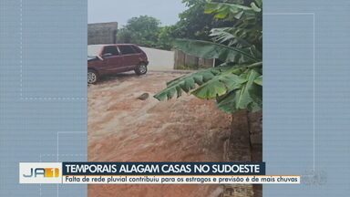 Temporais alagam casas em Rio Verde e região - Falta de rede pluvial contribuiu para os estragos e previsão é de mais chuvas.