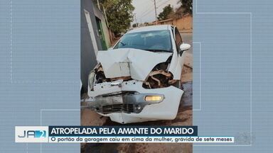 Mulher grávida de 7 meses é atropelada por amante do marido, em Luziânia - O portão da garagem caiu em cima da mulher.