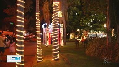 Decorações gigantes de Natal encantam crianças e adultos em Jataí e Rio Verde - Nas principais cidades do sudoeste goiano as luzes do natal tomam conta das ruas.