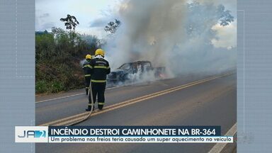 Incêndio destroi caminhonete na BR-364 - Um problema nos freios teria causado um super aquecimento no veículo.