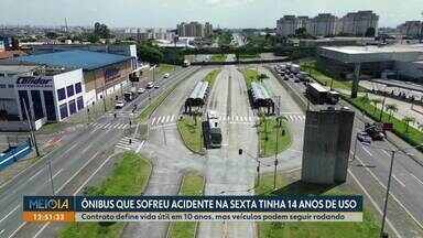 Ônibus que se envolveu em acidente, em Curitiba, tinha 14 anos de uso - Contrato define vida útil em 10 anos, mas veículos podem seguir rodando.