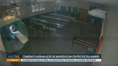 Câmeras flagram ação de bandidos em centro escola bairro - Invasão foi ontem à noite, no Centro Érico Veríssimo, no Jardim São Paulo.