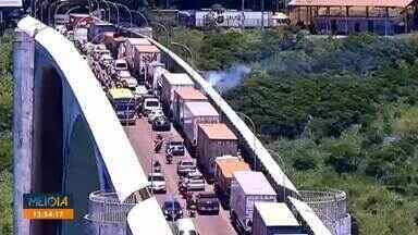 Câmera na ponte registra fumaça entre caminhões - Segundo a PRF, aparentemente a fumaça é resultado da condensação na câmara fria de caminhões.