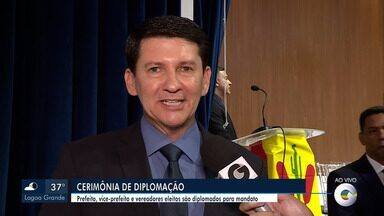 Prefeito, vice-prefeito e vereadores eleitos são diplomados pela Justiça em Petrolina - A cerimônia de diplomação do prefeito de Petrolina, Simão Durando, de seu vice, Ricardo Coelho, e dos vereadores eleitos este ano, foi sediada na Fundação Nilo Coelho, no Centro da cidade. O evento oficializa os mandatos para os próximos quatro anos