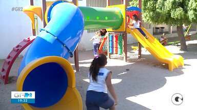 Crianças e adolescentes da zona rural de Petrolina recebem novos equipamentos escolares - O projeto realizado por instituição sem fins lucrativos e financiado por uma empresa agrícola mundial beneficiou a Escola Municipal Joaquim Francisco da Costa. Os estudantes ganharam um parquinho e uma nova sala de leitura