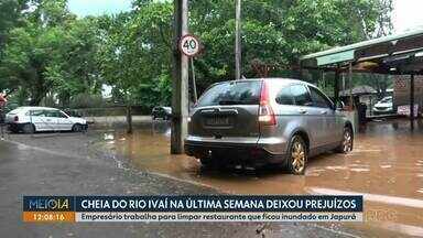 Cheia do Rio Ivaí deixou prejuízos em Japurá - Empresário trabalha para limpar restaurante que ficou inundado.