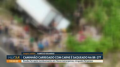 Caminhão carregado com carne é saqueado na BR-277 - Roubo foi após tombamento em Nova Laranjeiras; ninguém foi preso.