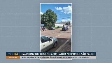 Carro invade terreno após batida no Parque São Paulo em Cascavel - Após sequência de acidentes, Transitar vai fazer estudo no cruzamento