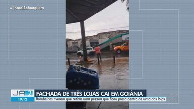 Fachada de três lojas cai em Goiânia e uma pessoa fica presa dentro de uma das lojas - Bombeiros tiveram que retirar uma pessoa que ficou presa dentro de uma das lojas.