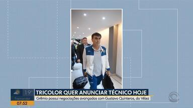 Grêmio negocia com Gustavo Quinteros para ser o novo técnico - Pedro Caixinha, primeira opção, foi anunciado pelo Santos.