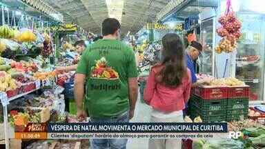 Véspera de Natal movimenta o Mercado Municipal de Curitiba - Clientes 'disputam' horário do almoço para garantir as compras da ceia.