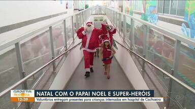 Papai Noel entrega presentes de Natal com ajuda de super-heróis para crianças internadas - Assista a aseguir.