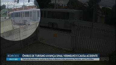 Ônibus de turismo avança sinal vermelho e causa acidente em Curitiba - Veículo bateu em outro ônibus e deixou três pessoas feridas.