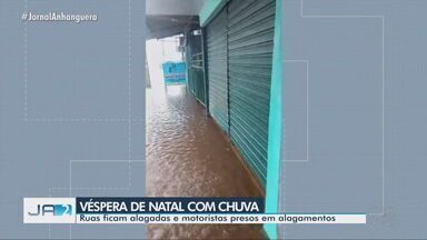 Chuva na véspera de Natal causa alagamentos em Goiânia - Temporal atingiu Goiânia e região metropolitana, deixando várias ruas alagadas.