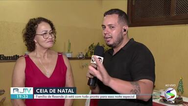 Família mostra como está os preparativos para a ceia de Natal - RJ2 traz os bastidores de como será o momento de celebração de uma família de Resende.