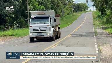 Trecho de estrada que liga Piracicaba a distrito tem buracos, mato alto e asfalto ruim - Moradores reclamam dos transtornos para conseguir fazer a ligação até o distrito de Anhumas.