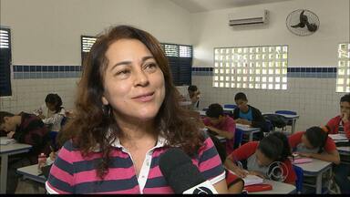 Por causa do calor, mudança na rotina das escolas em João Pessoa - Professores estão orientando para que estudantes levem suas garrafinhas de água.