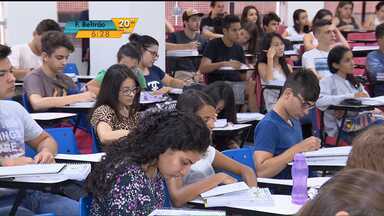 Alunos se preparam para vestibular da UEM - A prova foi atrasada por causa da greve do ano passado