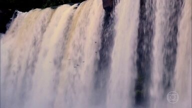 Trilha traiçoeira leva até a cortina d'água da Cachoeira de São Romão - Parque nacional lembra as savanas africanas em pleno cerrado brasileiro.