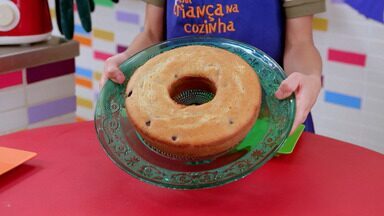 O Encantado Bolo De Limão Com Blueberry - Laura Kolesar é a convidada deste episódio. Ela chega para ajudar na adivinhação dos ingredientes e da uma sugestão muito divertida para a brincadeira do dia: fazer a receita em um reino encantado de conto de fadas. Na hora do depoimento as meninas se transformam em princesas e fazem um feitiço, digamos, delicioso!