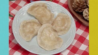 Hey! Pierogi! - Uma onda de frio invade o Tem Criança na Cozinha. Drico, Lara e Thiago estão fazendo uma receita que vem da Polônia, enviada pela Gabriela Malvina, do Paraná. Os meninos vão fazer um prato típico polonês, o Pierogi, e vão receber a visita de Chopin na hora do sacrifício para comer esse delicioso pastelzinho recheado.