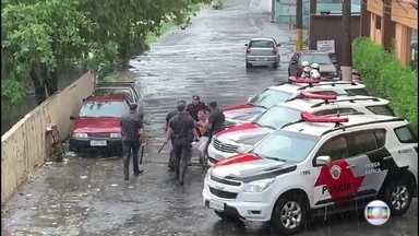 Vídeo flagra momento em que PMs agridem jovem no carnaval de SP - No carnaval de São Paulo, nossa equipe flagrou no sábado (9) o momento em que policiais militares agrediram um jovem.