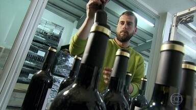 Catalunha é a maior produtora de vinhos da Espanha - O clima mediterrâneo, entre o mar e a cordilheira dos Pirineus, faz da Catalunha a maior produtora de vinhos da Espanha. Pequenas e grandes bodegas, como eles chamam as vinícolas, produzem alguns dos melhores vinhos do mundo.