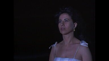 Capítulo de 26/08/1989 - Laura acredita que foi atacada por um ser de outro planeta. Elisa sonha com Tarcísio Meira. Dário e Laura contam o que ela viu para todos da cidade. O extraterrestre observa Bafo de Bode.