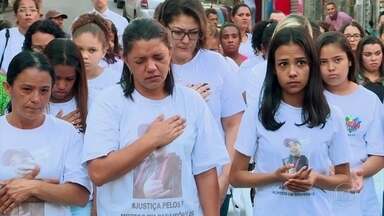 Parentes das vítimas de Paraisópolis participam de ato ecumênico uma semana após tragédia - A cerimônia começou com um minuto de silêncio e palmas. Freis franciscanos, um pastor e um kardecista conduziram a cerimônia, na rua em frente à viela onde as vítimas morreram.