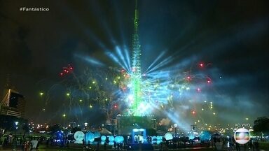 Maior árvore de Natal do Brasil é inaugurada em Brasília - Fantástico mostra os detalhes da maior árvore de Natal do Brasil, inaugurada neste domingo (8), em Brasília.