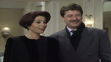 Capítulo de 02/10/1993 - Lucas corre atrás de Cláudia. Maria Carolina faz uma promessa a Tio Zé. Cláudia faz uma revelação a Alice. Jorge e Aída dormem juntos. Jorge é surpreendido na clínica.