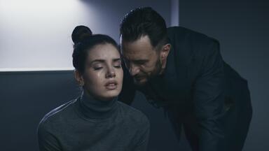 Capítulo 21 - Presa, Angel recebe visita de Giovanna, que a pressiona a confessar o crime. Cristiano tem crise de consciência. Na agência, Visky enfrenta o investigador e apresenta Lara a Blanche.