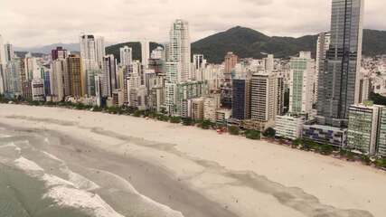 Imagem de drone mostra Praia Central, em Balneário Camboriú, após alargamento