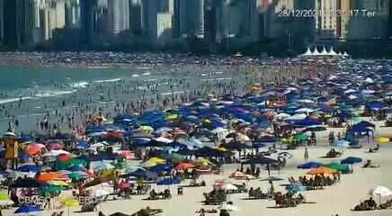 Câmera da área Norte da Praia Central mostra movimentação na areia em Balneário Camboriú na terça-feira (28)