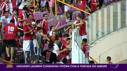 Lazarini comemora com a torcida primeria vitória do Sergipe na Série D