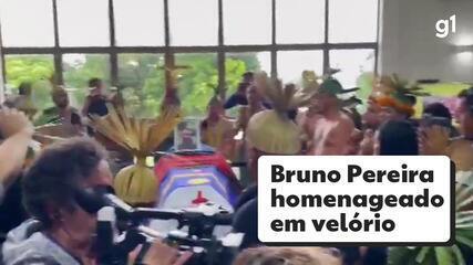 Indígenas homenageiam Bruno Pereira durante velório, no Grande Recife