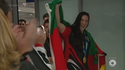 Tricampeã mundial, Mayra Aguiar é recebida com festa no aeroporto Salgado Filho