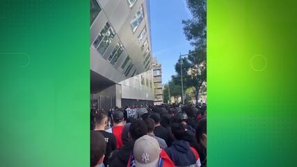 Torcedores do PSG protestam em frente à sede do clube e xingam Messi