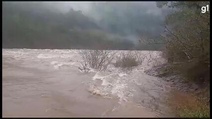 Ponte que liga os municípios de Anta Gorda e Guaporé, na Serra, está submersa