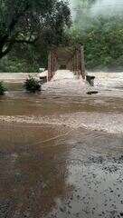 Ponte de ferro é destruída por correnteza de rio na região da Serra