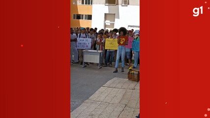 Aluna que denunciou professora por transfobia faz protesto na UFBA